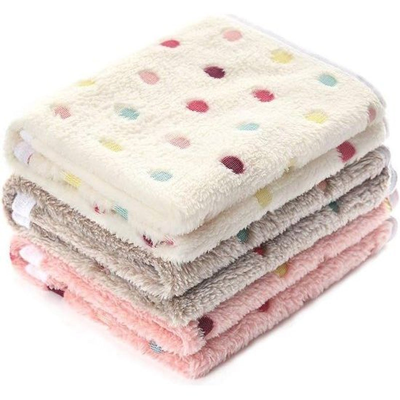 Lot de 3 couvertures polaire pliées, coloris crème, taupe et rose à pois