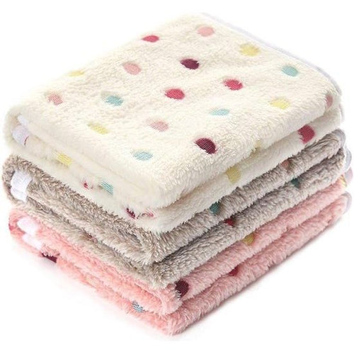 Lot de 3 couvertures polaire pliées, coloris crème, taupe et rose à pois