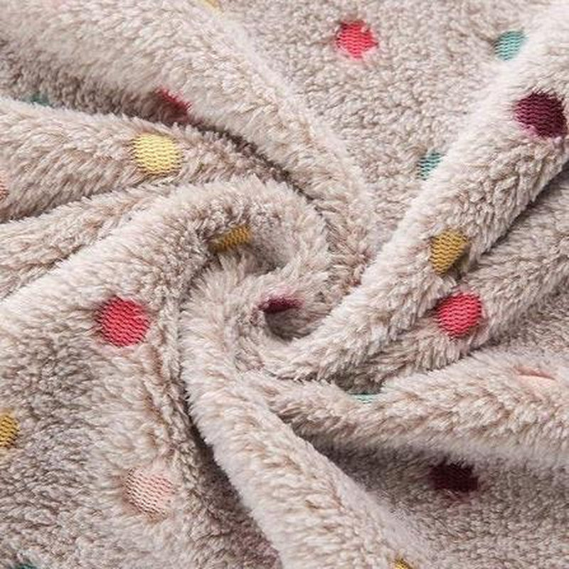 Détail de la texture douce de la couverture polaire Poils et Bêtises